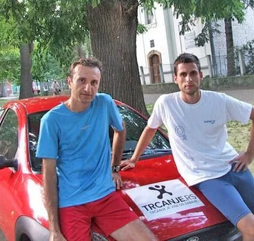 Gerila marketing - Vujin auto oblepljen reklamom za sajt