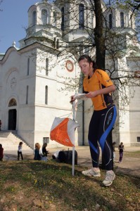 Orjentacija sa mapom u rukama