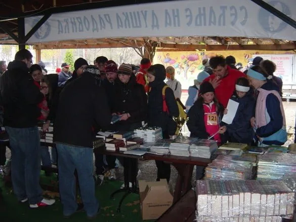 Sa dodele knjiga po završetku prošlogodišnje trke "Sećanje na Duška Radovića"