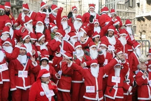 Deda Mrazevi u veselom raspoloženju pred prošlogodišnju trku