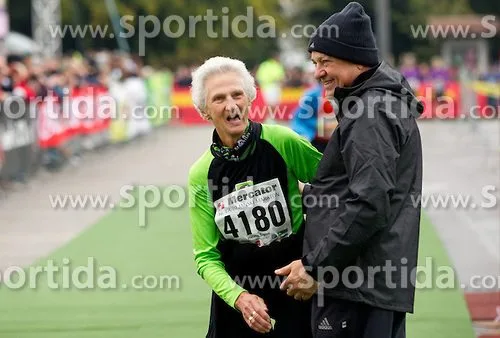 Nekadašnji gradonačelnik Ljubljane Zoran Janković 6 sati na cilju Ljubljanskog maratona baca petaka trkačima i trkačicama. Šta će sve da urade političari da urade za sport???