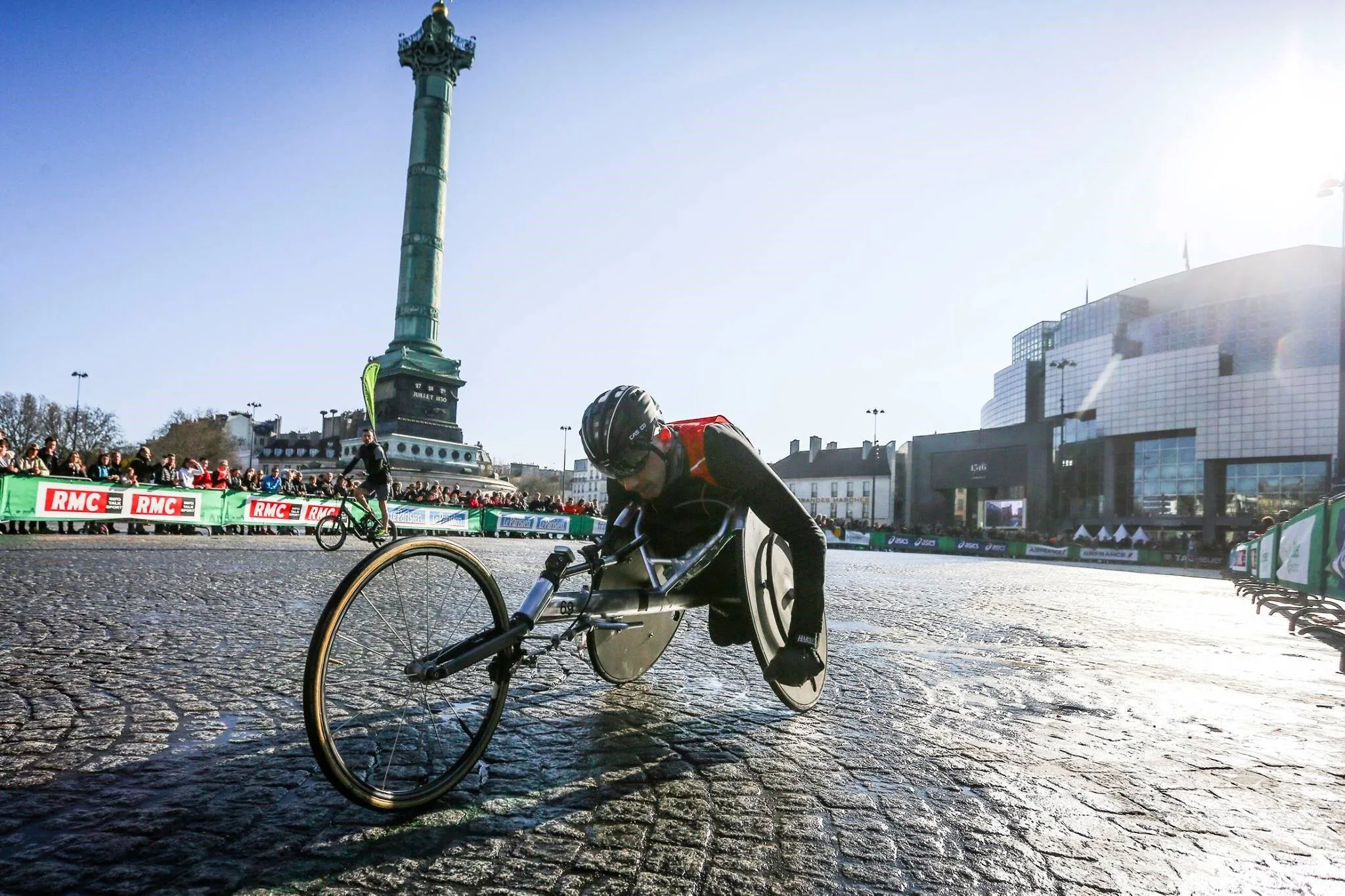 Invalidni maratonac u prolazu preko trga Bastilje