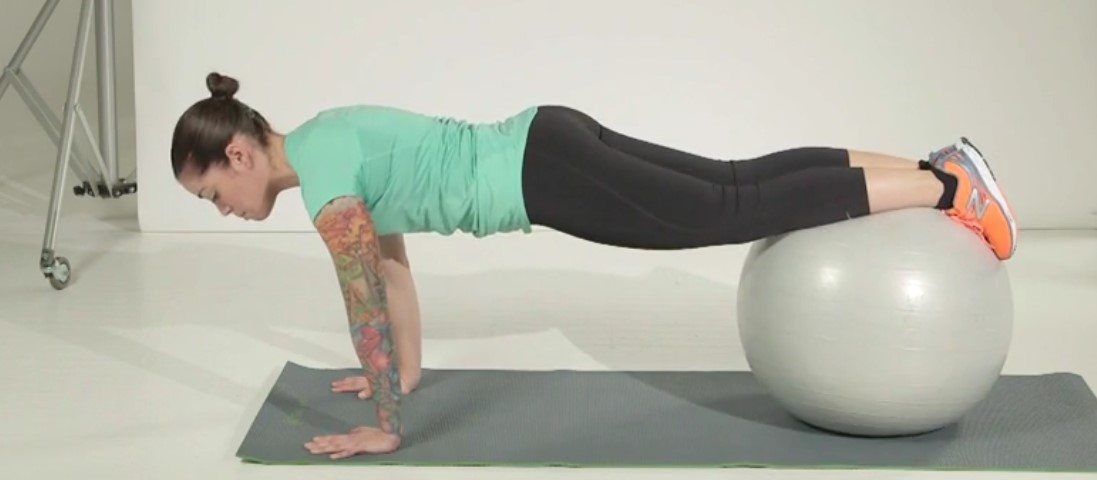 uvlačenje kolena na pilates lopti