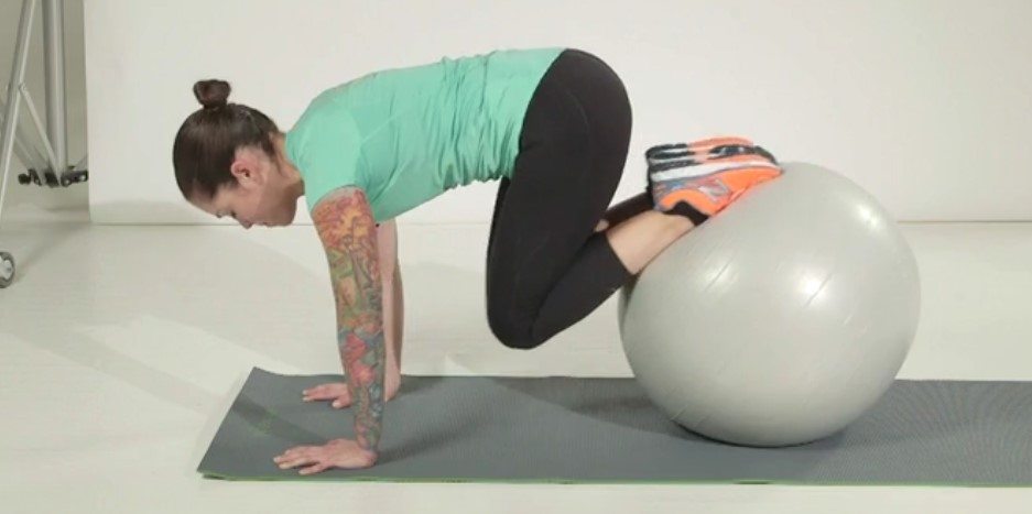 uvlačenje kolena na pilates lopti.jpg2.jpg